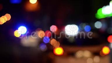 <strong>交警</strong>在街上工作。 上班的警察。 警察应急灯在夜间闪烁.. 车祸。 犯罪现场。